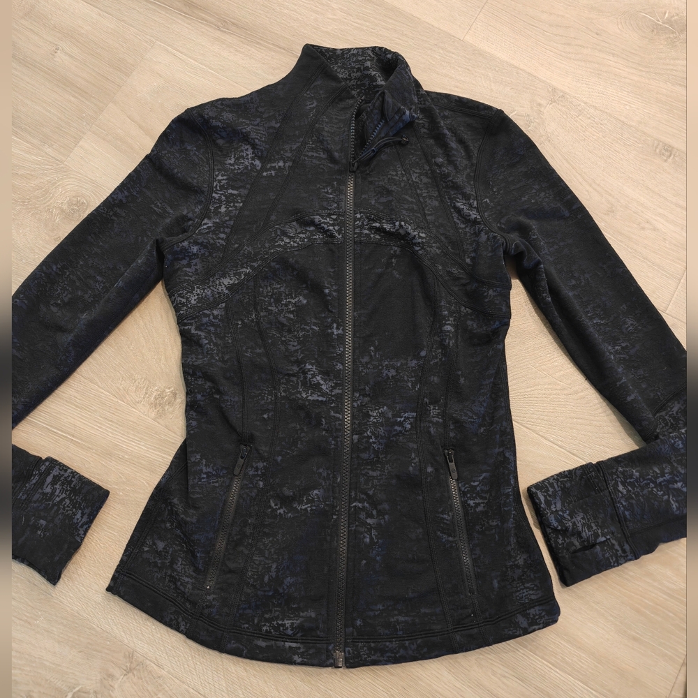 LULU Zip Up || Size 6 - Picture 2 of 2